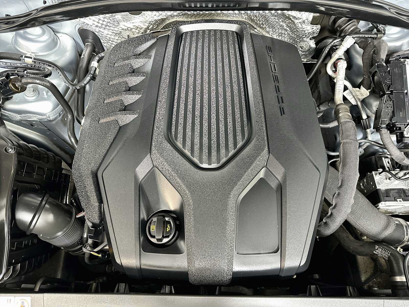 Certified 2023 Porsche Macan AWD/4WD image 31