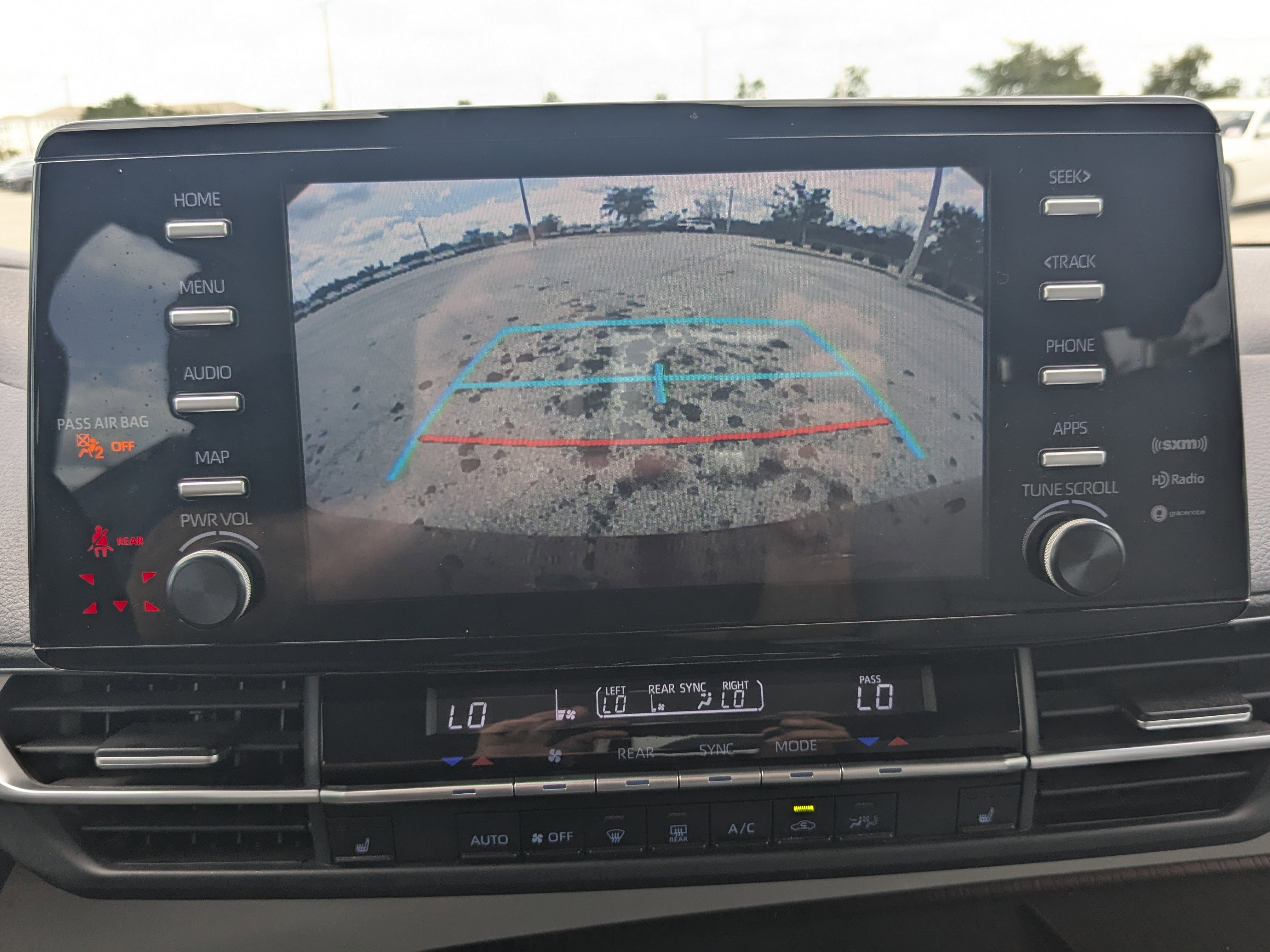 Used 2022 Toyota Sienna XLE FWD image 27
