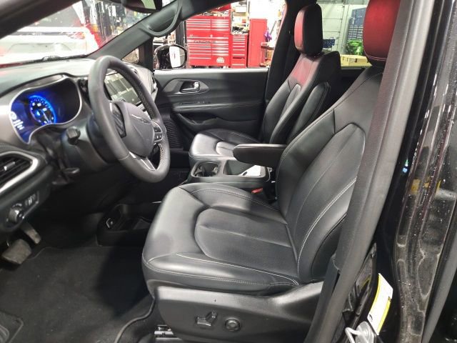 Used 2025 Chrysler Pacifica Select FWD image 13