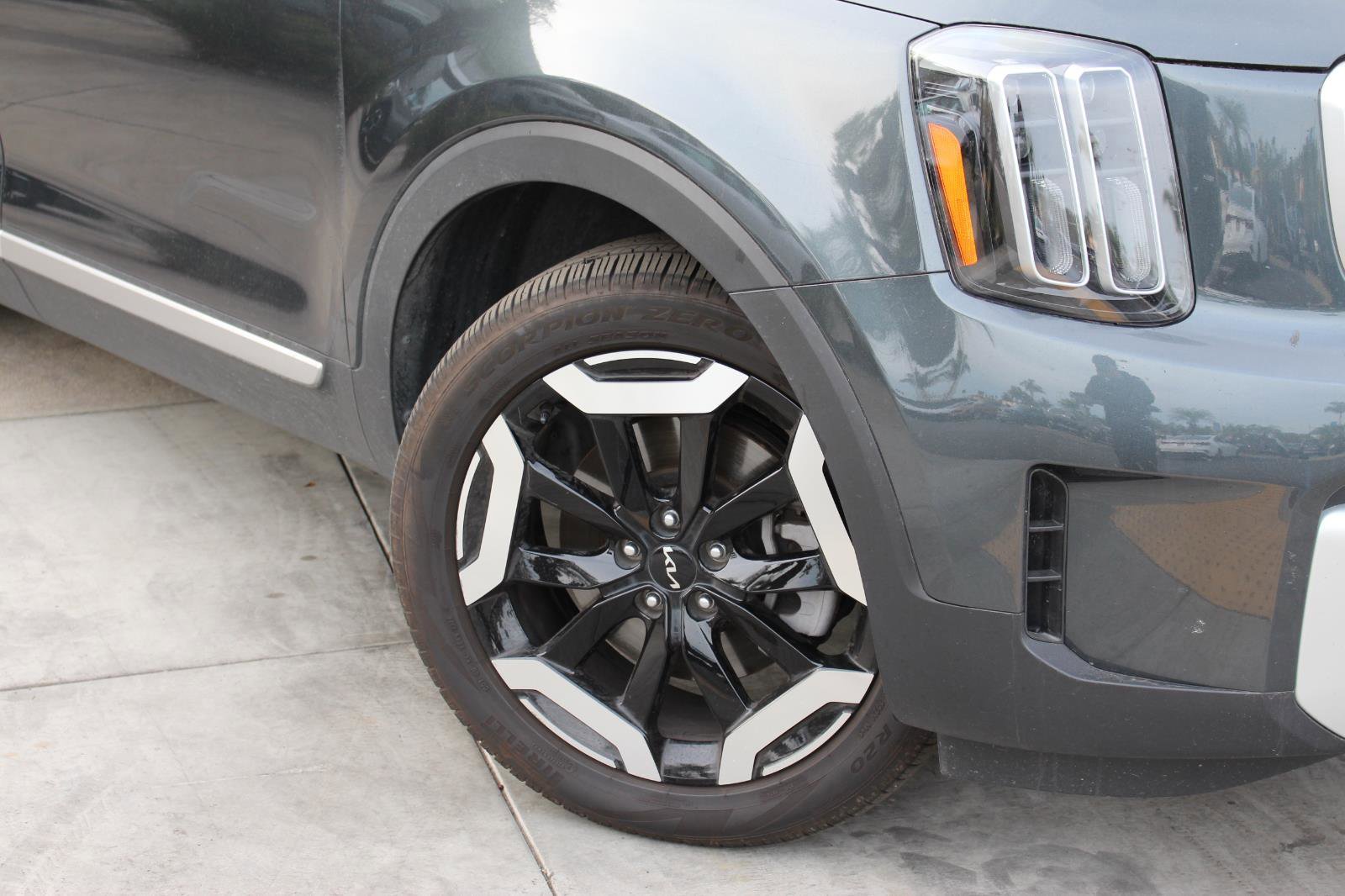 Certified 2024 Kia Telluride EX image 3