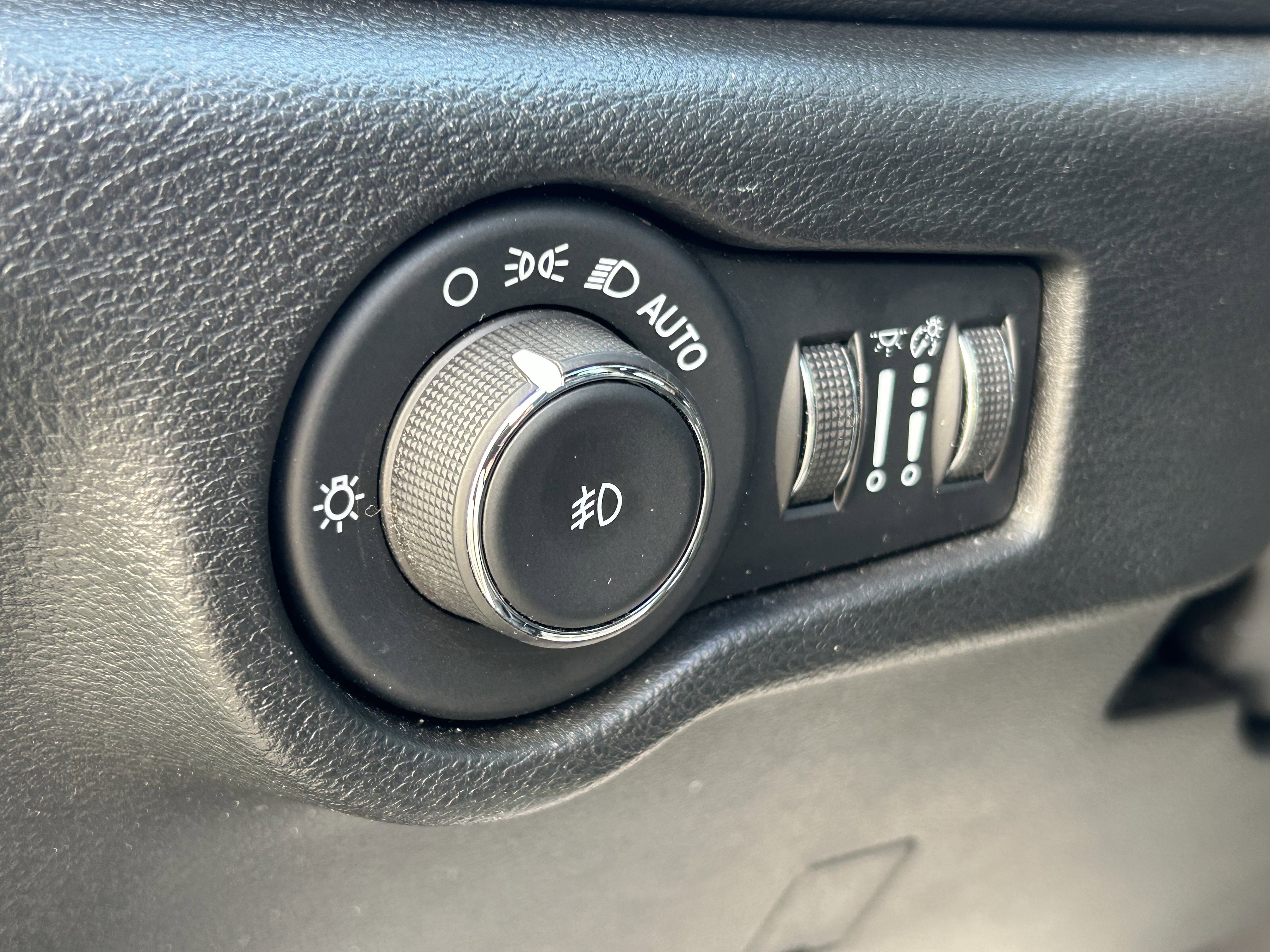 Used 2025 Chrysler Pacifica Limited image 15