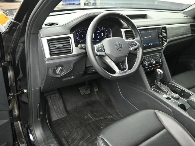 Used 2022 Volkswagen Atlas Cross Sport SE w/ Black Wheel Package image 9