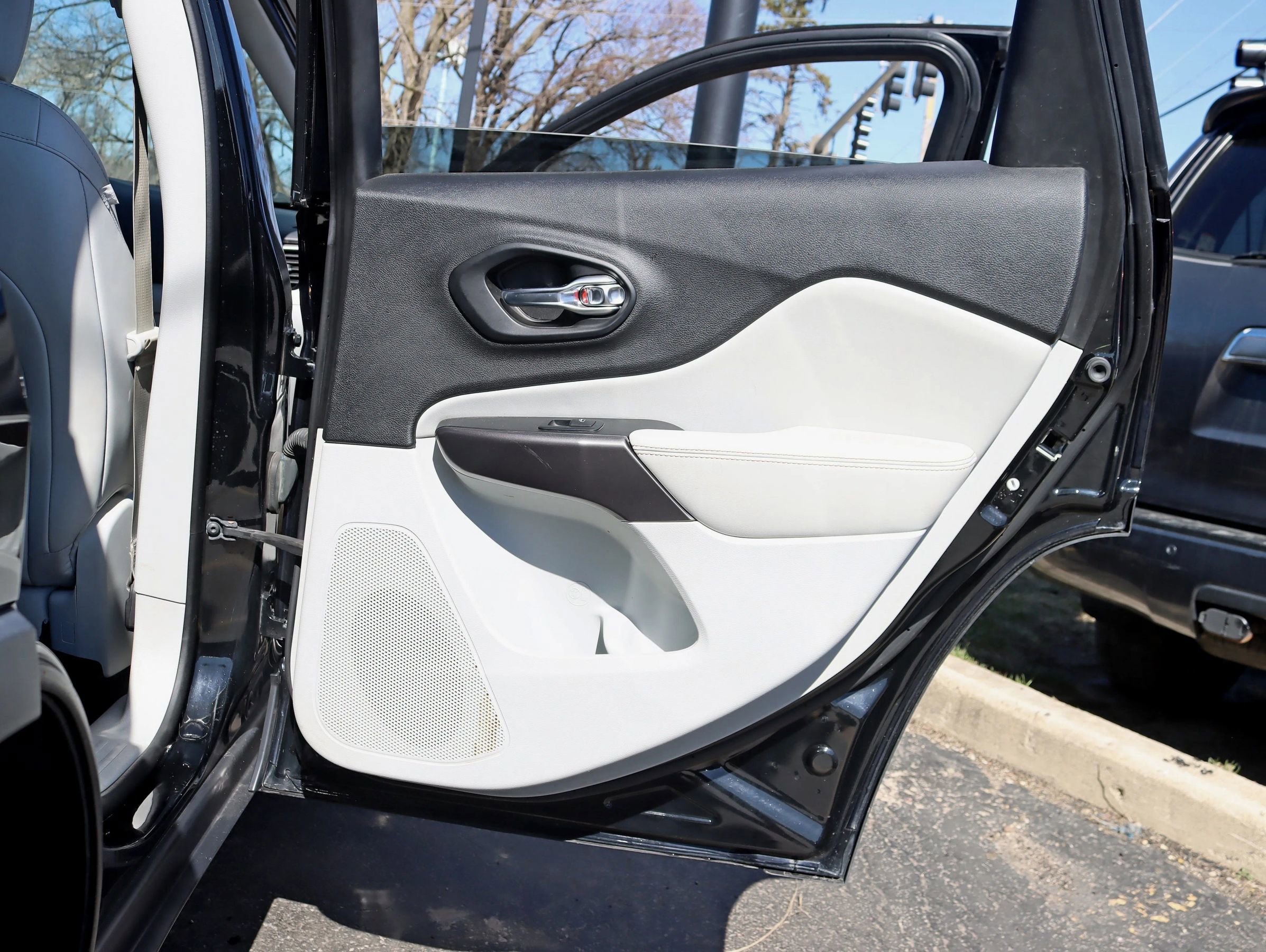 Used 2019 Jeep Cherokee Limited image 34