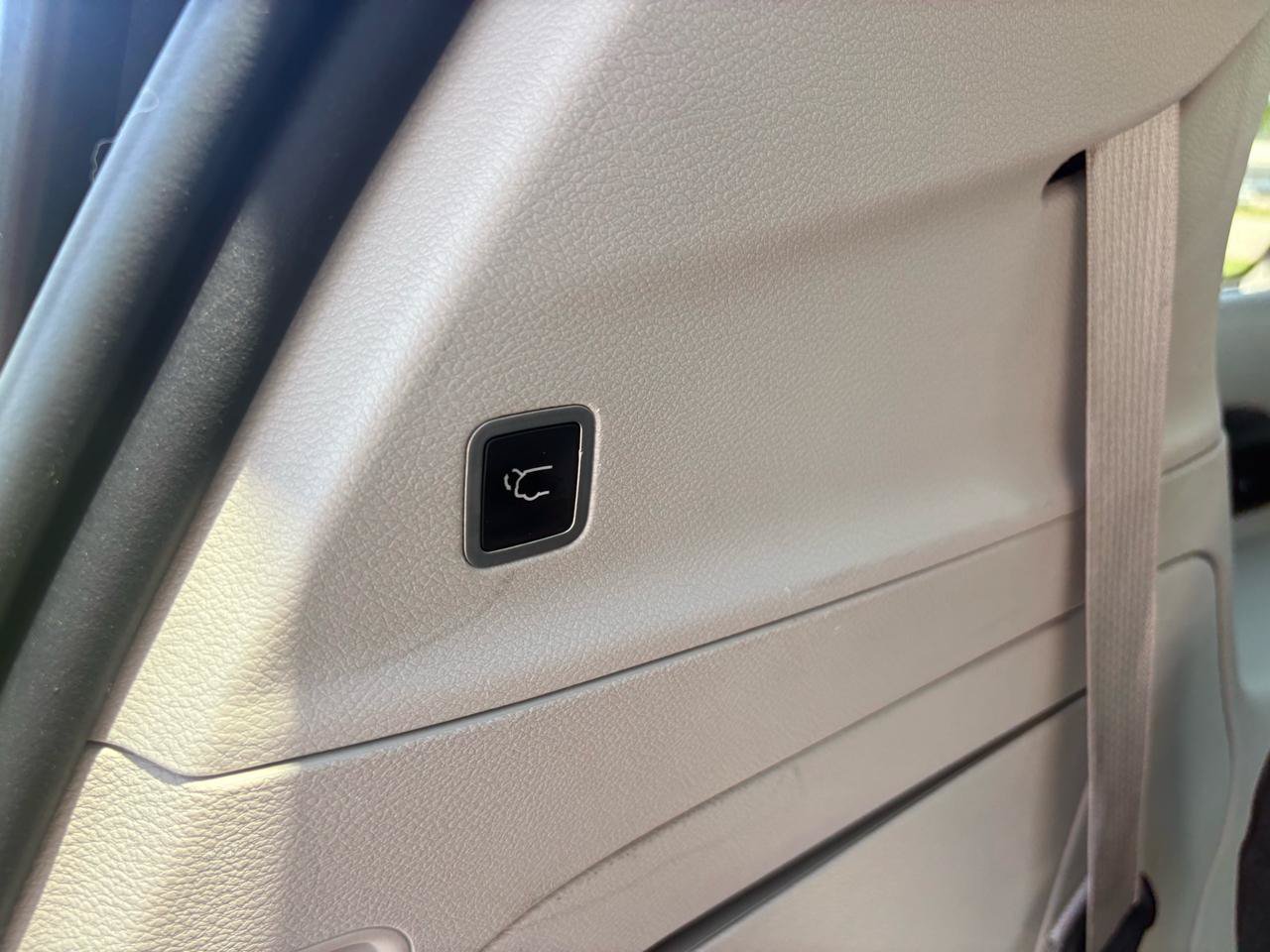 Used 2017 Chrysler Pacifica Limited w/ UConnect Theater Package FWD image 6