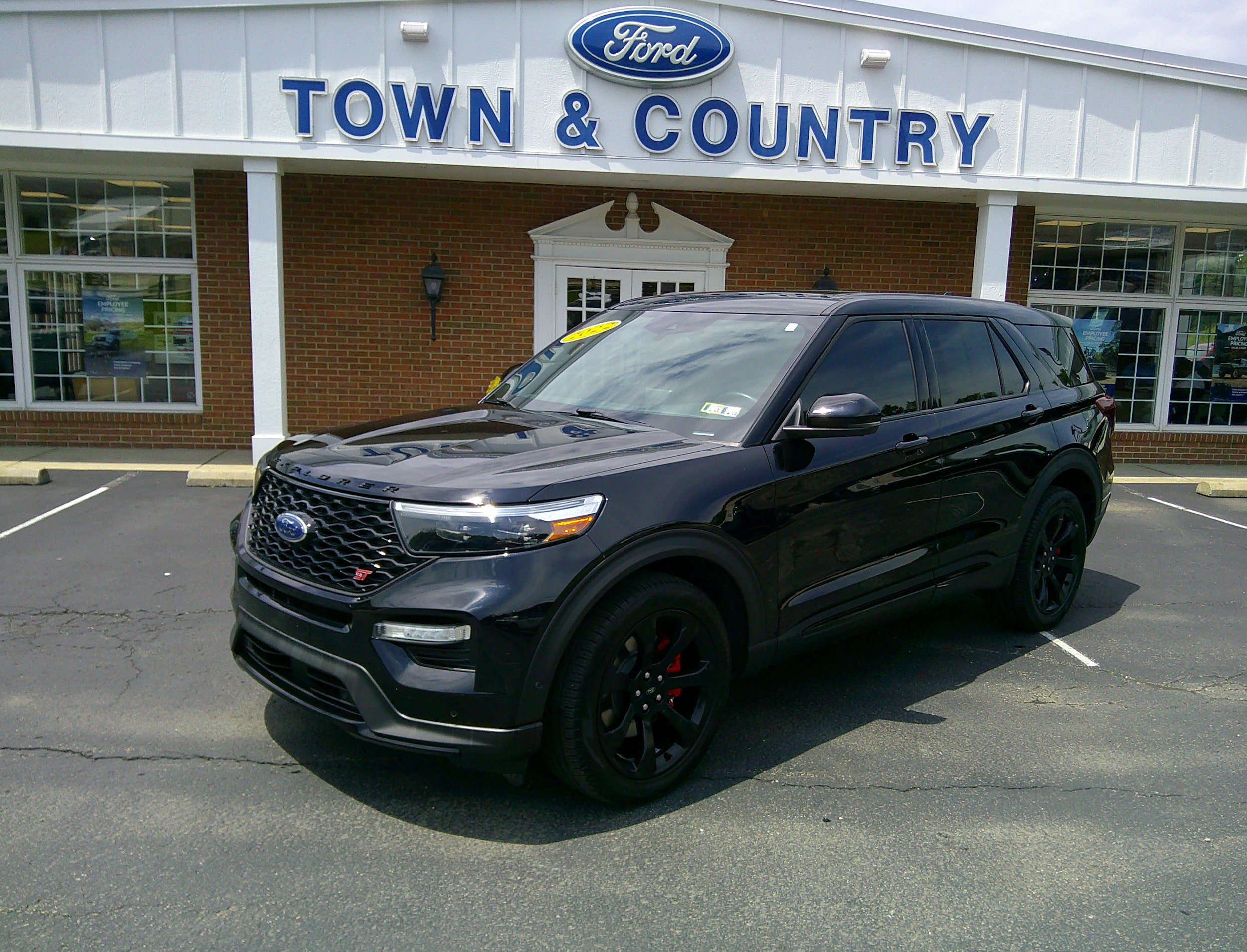 Used 2022 Ford Explorer ST w/ Equipment Group 401A AWD/4WD image 2