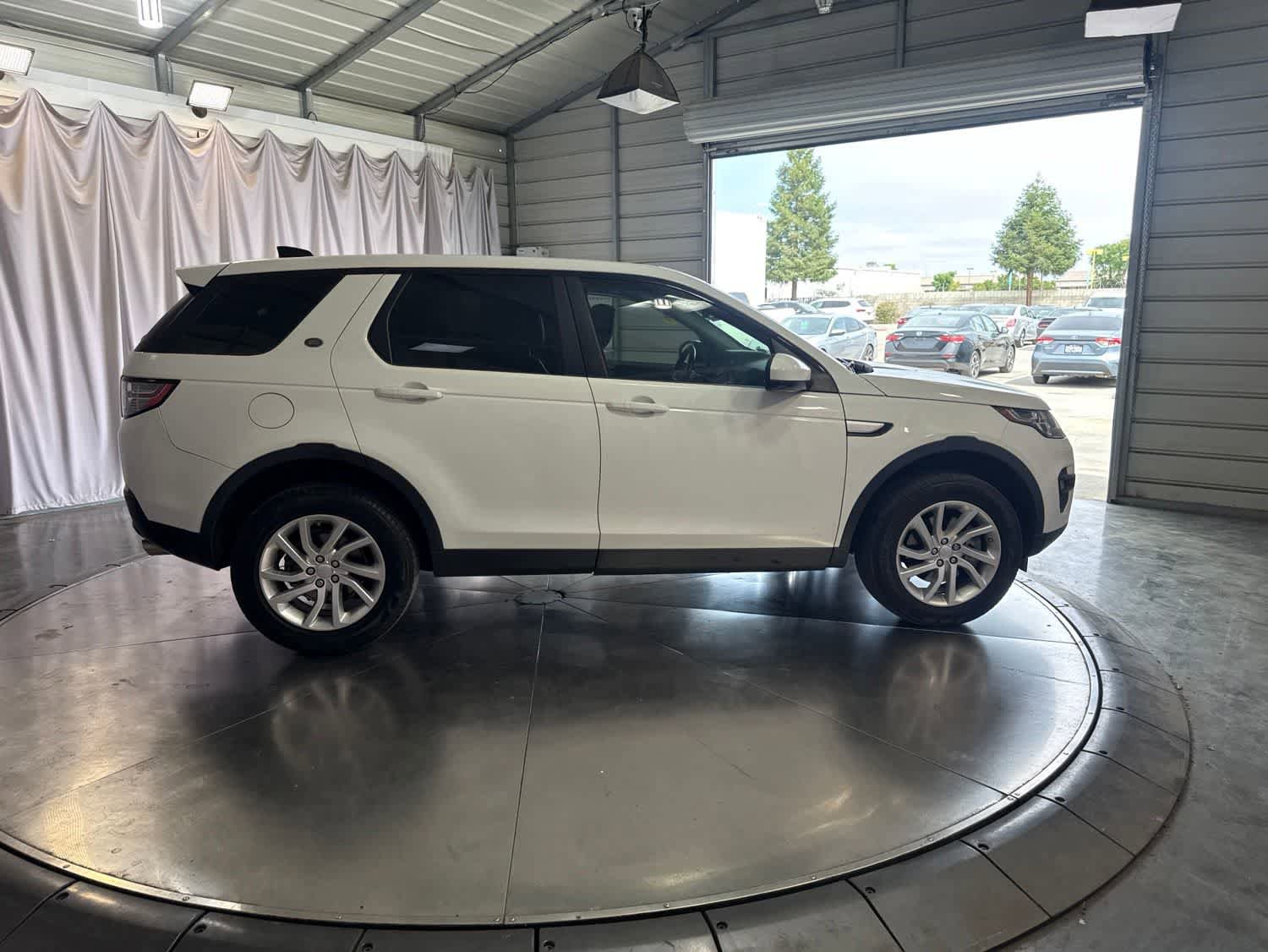 Used 2018 Land Rover Discovery Sport HSE AWD/4WD image 4