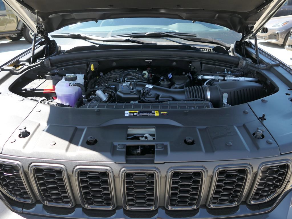 New 2025 Jeep Grand Cherokee Limited w/ Black Appearance Package image 24