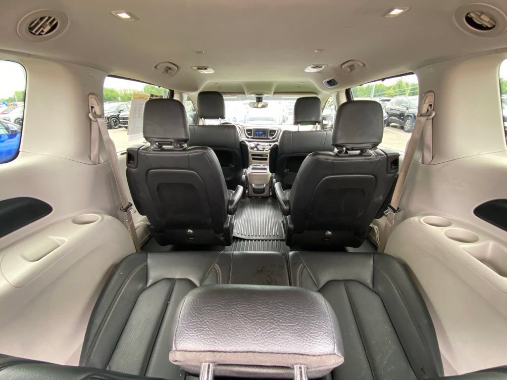 Used 2020 Chrysler Pacifica Touring-L FWD image 22