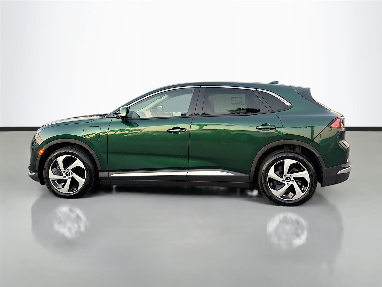 New 2025 VinFast VF 8 Eco image 4