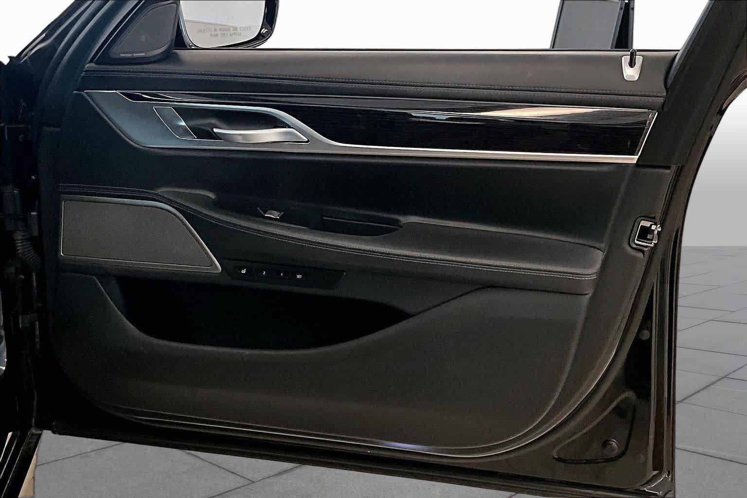 Used 2019 BMW 750i w/ Executive Package RWD image 19