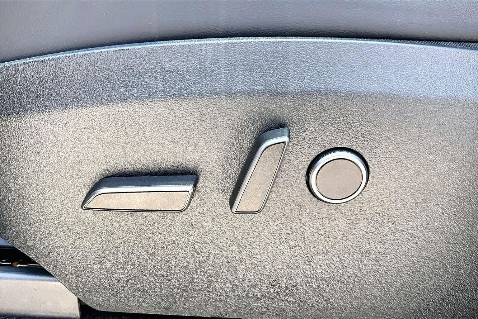 Used 2024 Tesla Model Y Long Range AWD/4WD image 29