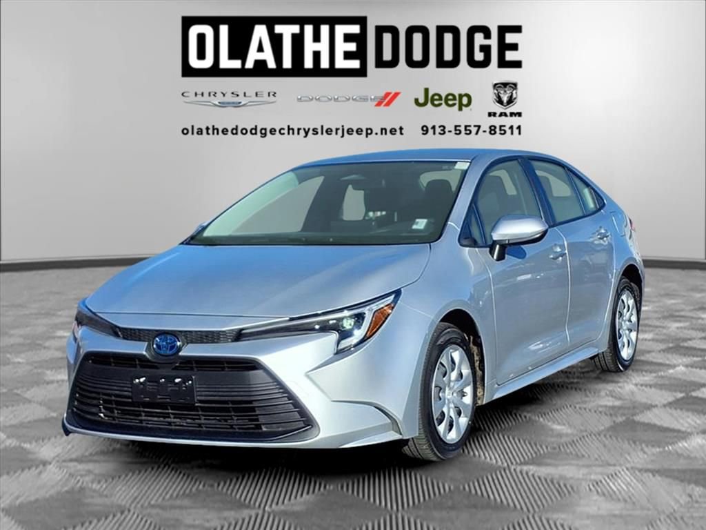 Used 2025 Toyota Corolla XLE image 1