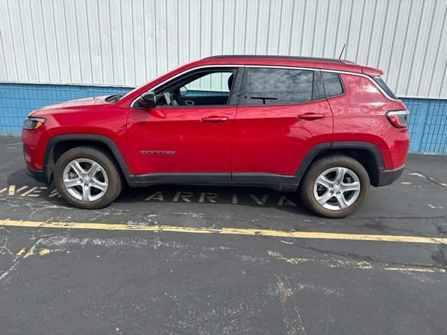 Used 2024 Jeep Compass Latitude AWD/4WD image 2