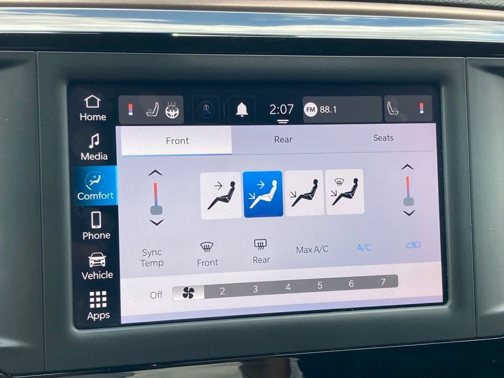 Used 2023 Chrysler Voyager LX image 23