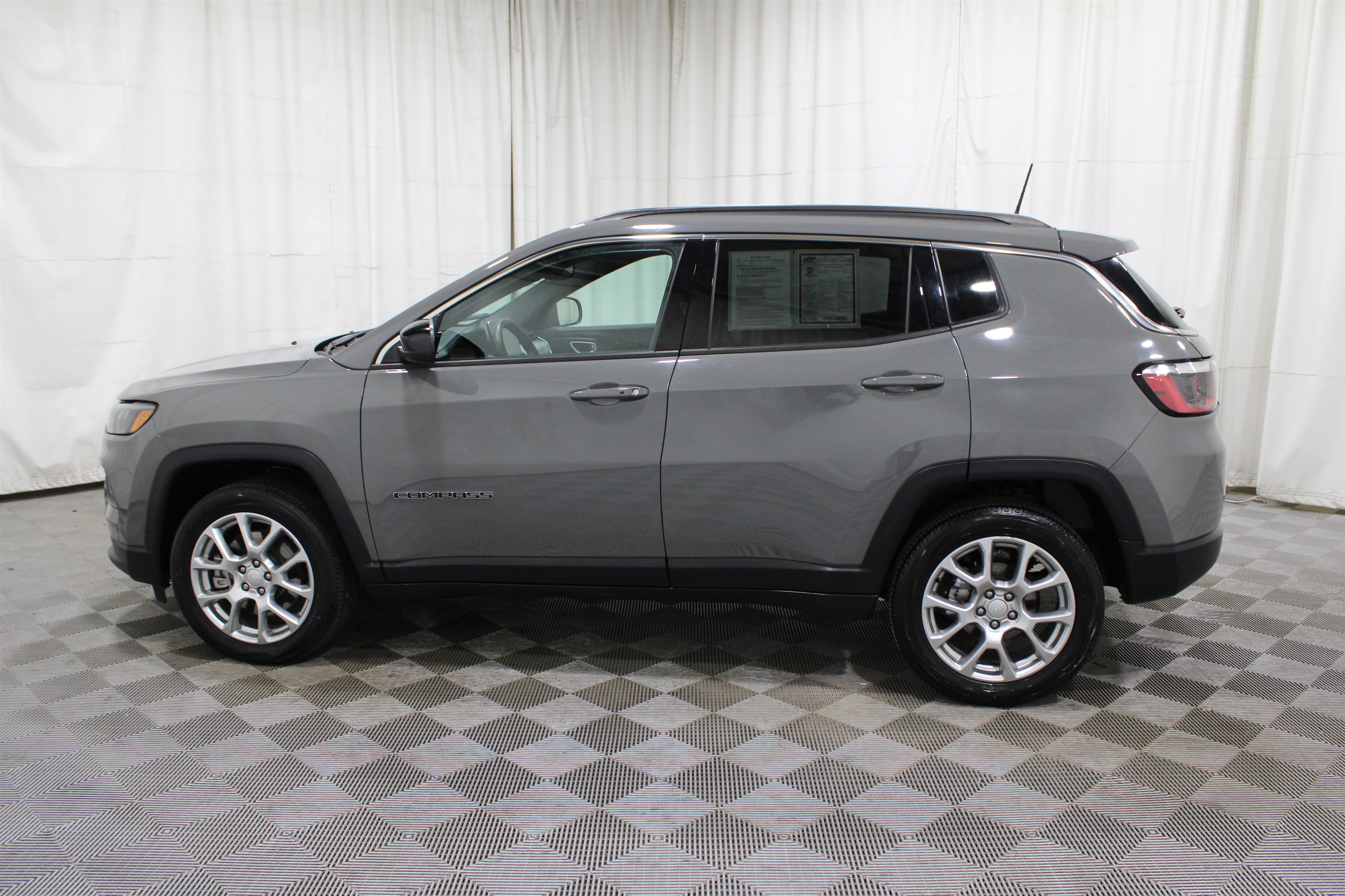 Used 2024 Jeep Compass Latitude image 37