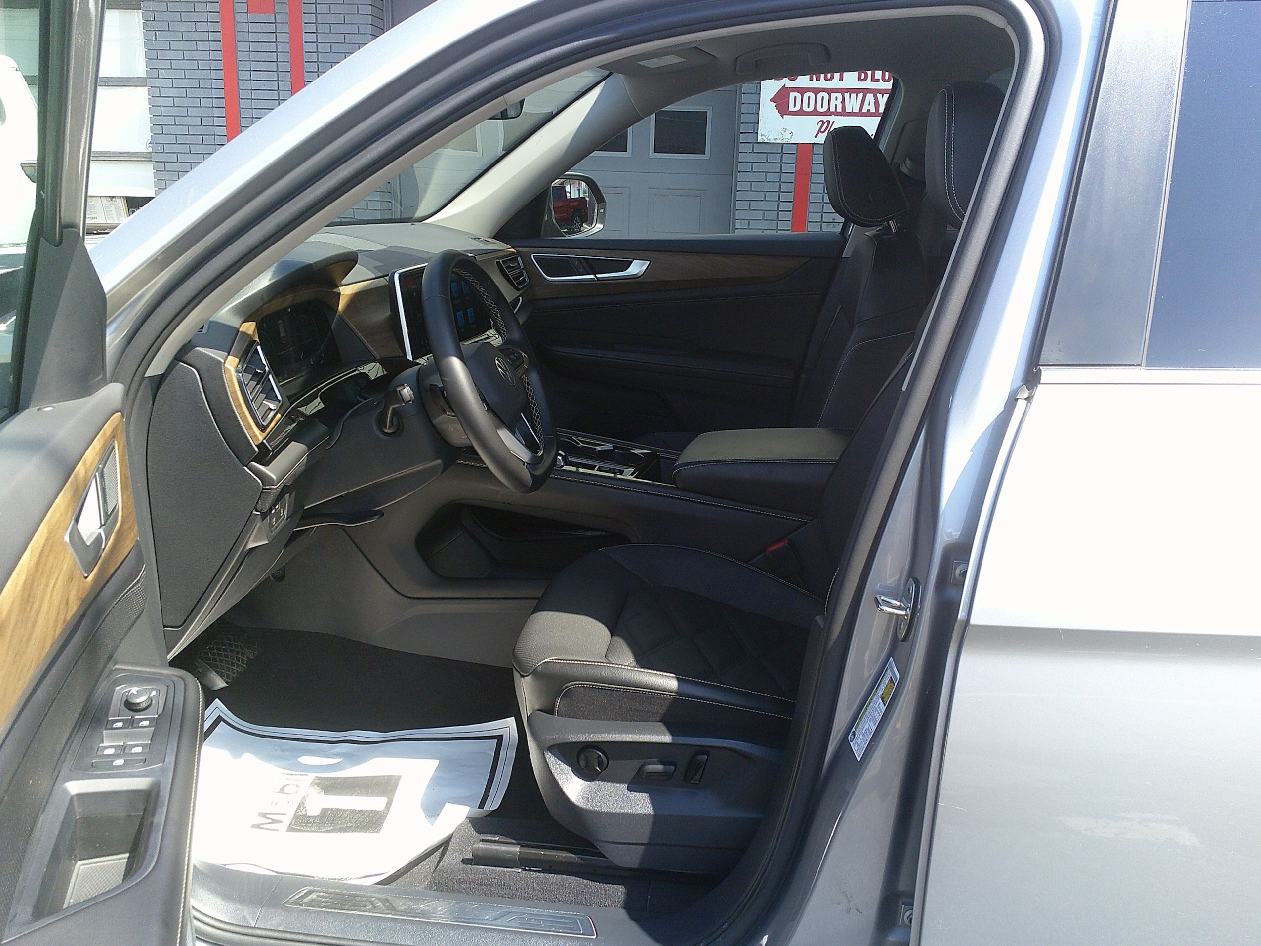 Used 2025 Volkswagen Atlas SE AWD/4WD image 19
