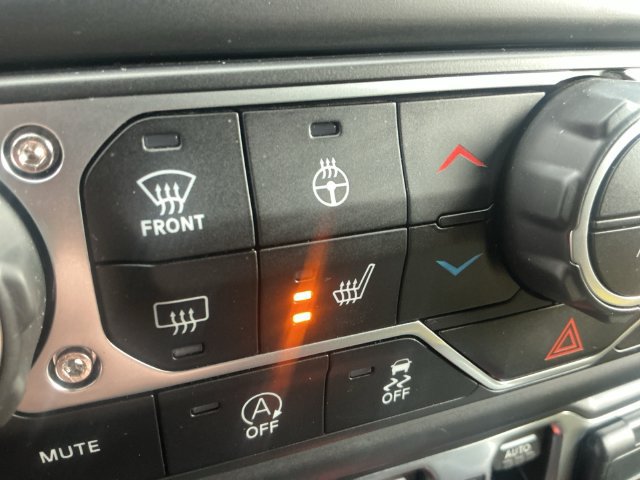 Used 2019 Jeep Wrangler Unlimited Sahara w/ Cold Weather Group AWD/4WD image 28