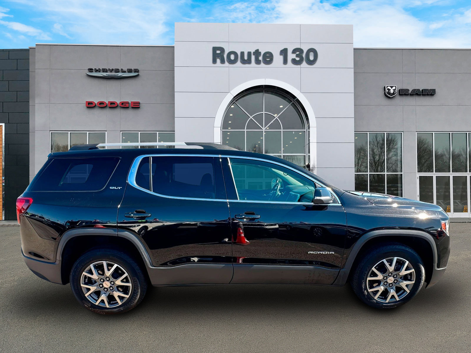 Used 2022 GMC Acadia SLT w/ Technology Package image 3