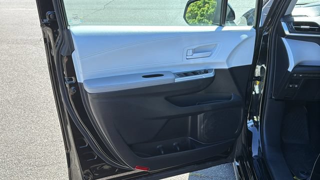 Certified 2025 Toyota Sienna LE FWD image 9