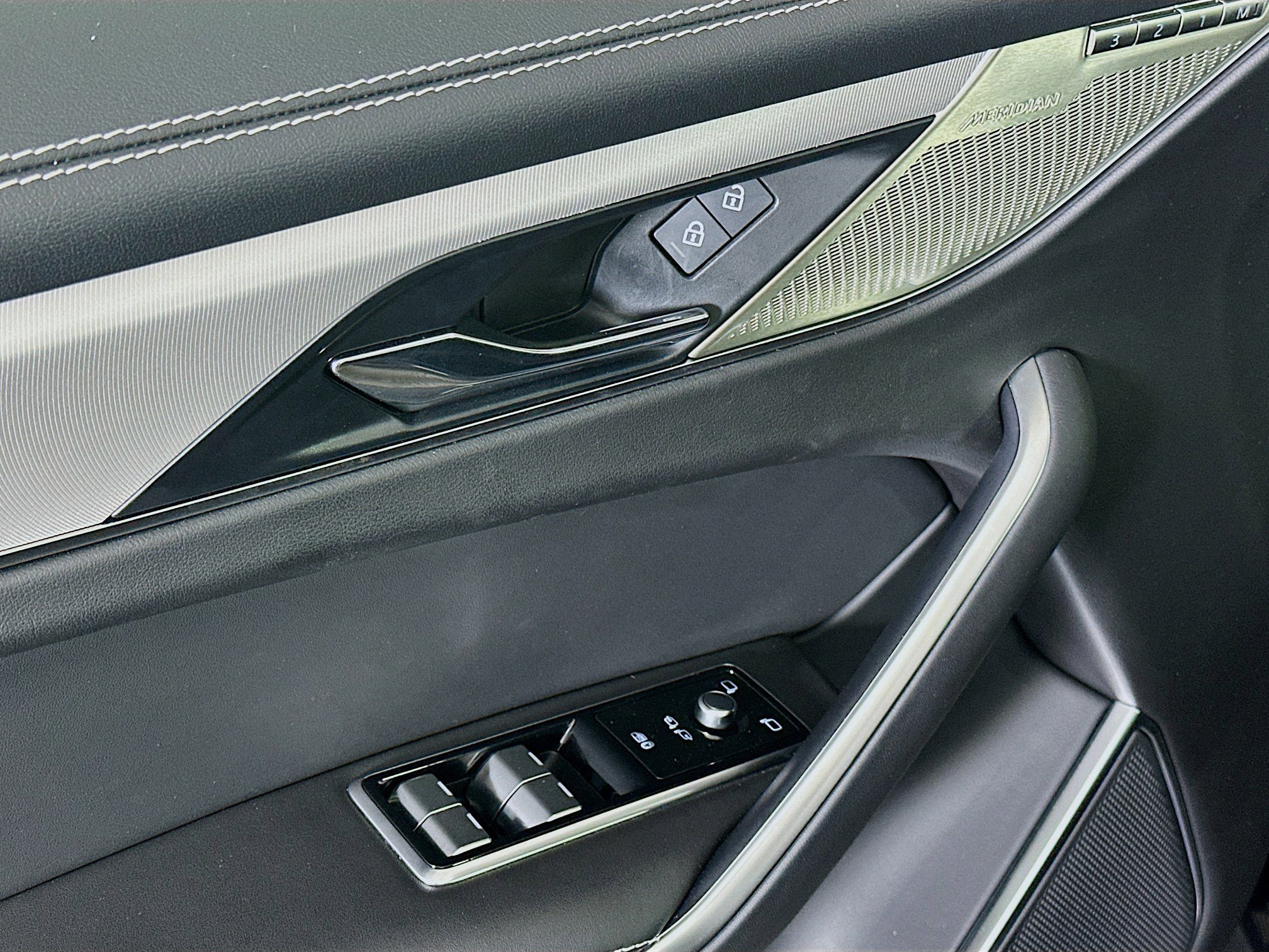 Used 2025 Jaguar F-PACE R-Dynamic S image 15