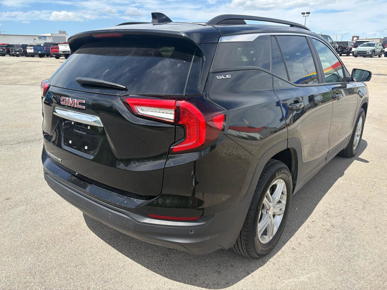 Used 2024 GMC Terrain SLE w/ Driver Convenience Package FWD image 3