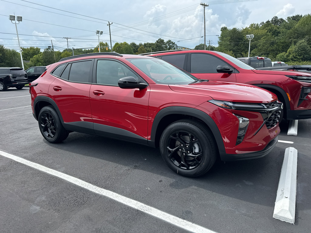 New 2026 Chevrolet Trax LT w/ Midnight Edition FWD image 3