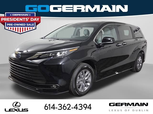 Used 2025 Toyota Sienna XLE image 1