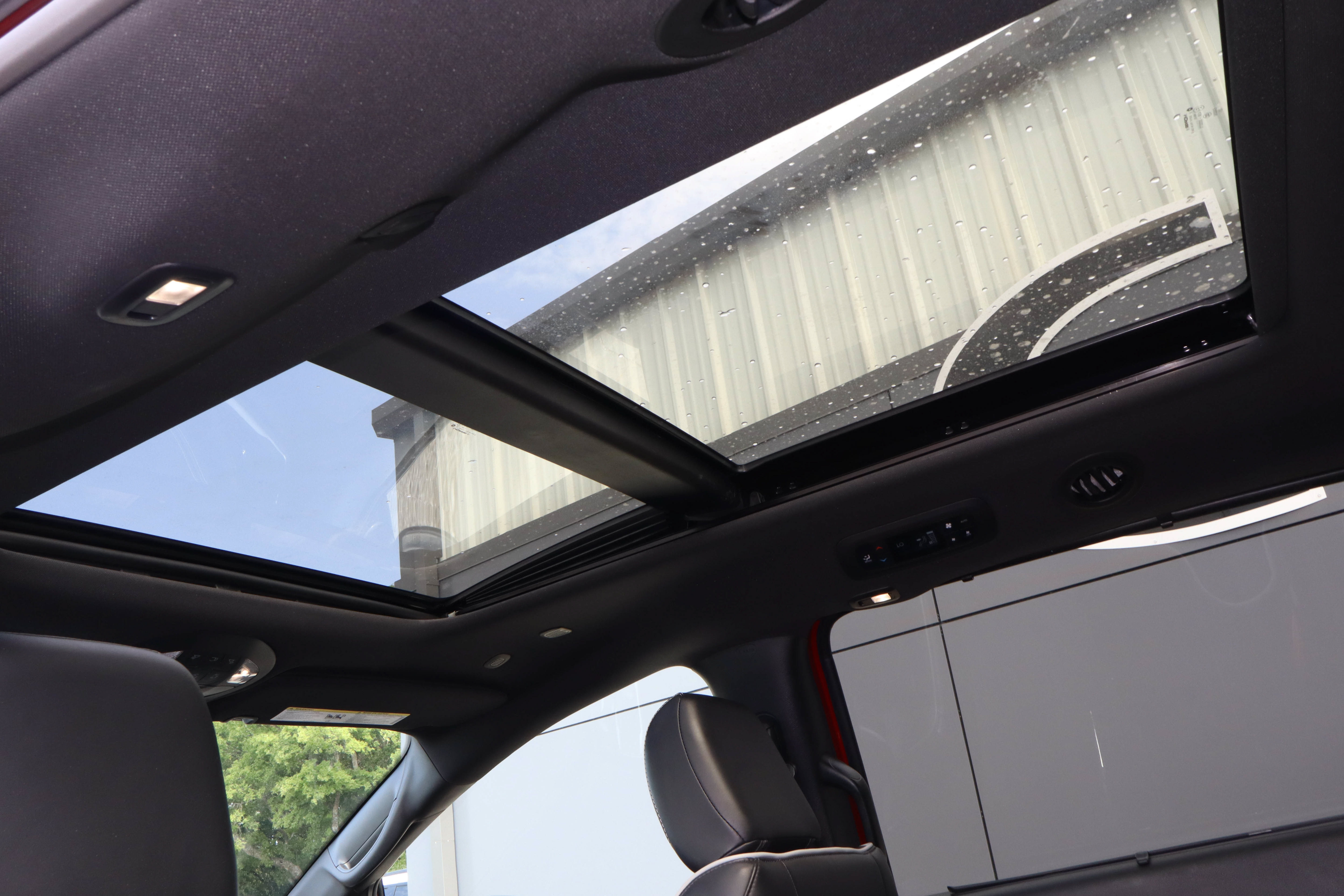 Used 2025 Chrysler Pacifica Limited FWD image 19
