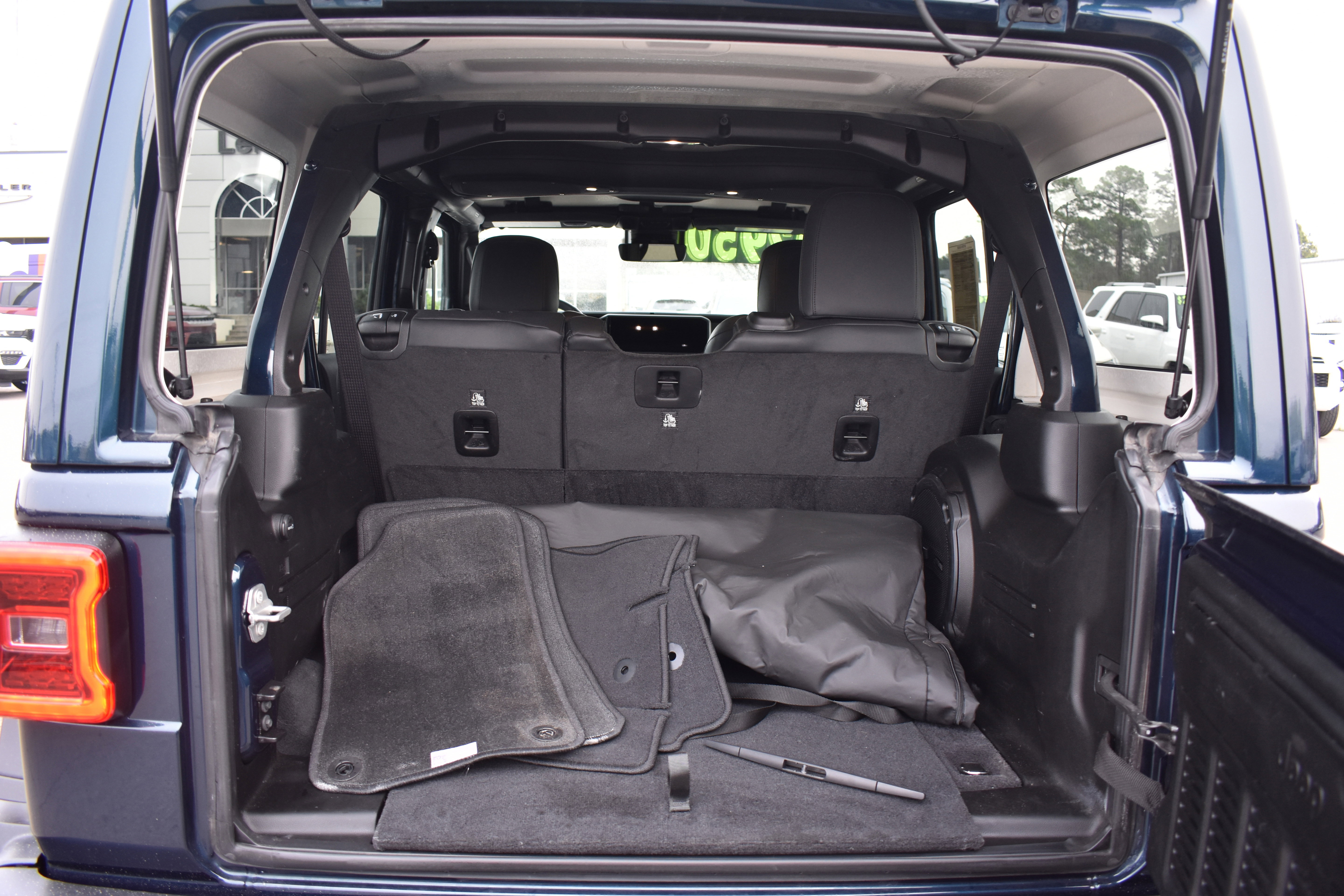 Used 2025 Jeep Wrangler Unlimited Rubicon w/ Safety Group image 35