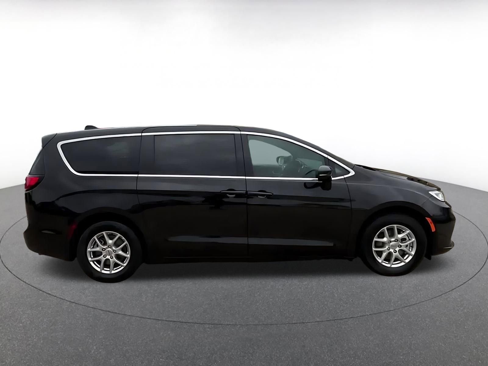 Used 2025 Chrysler Pacifica Select image 16
