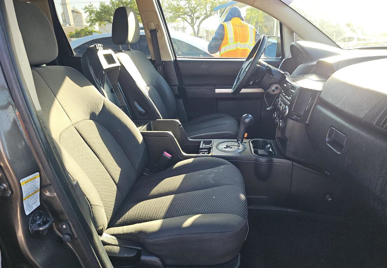 Used 2011 Mitsubishi Endeavor LS image 10