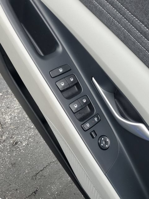 Certified 2025 Hyundai Elantra Limited FWD image 21