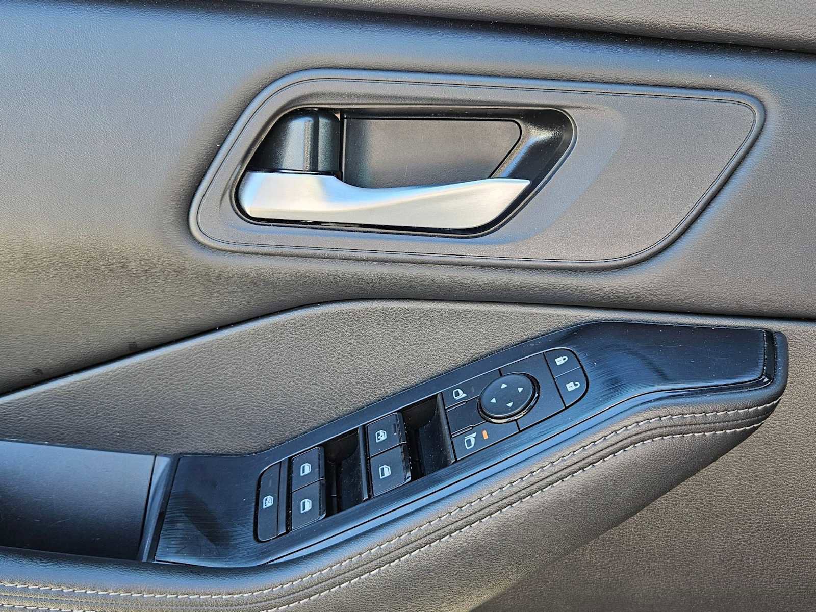 Used 2024 Nissan Rogue SV image 22