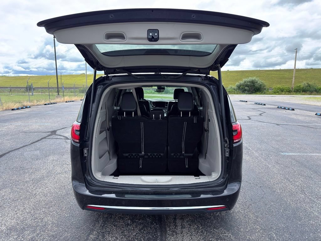 Used 2023 Chrysler Pacifica Touring-L FWD image 22