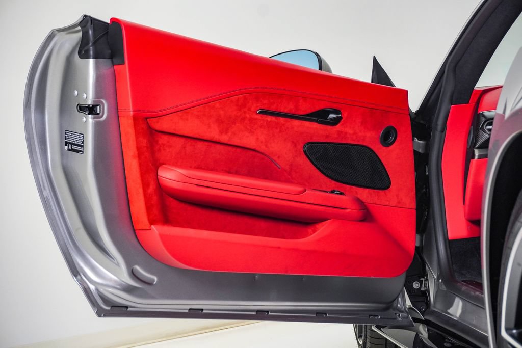 Used 2025 Aston Martin V8 Vantage Roadster RWD image 31
