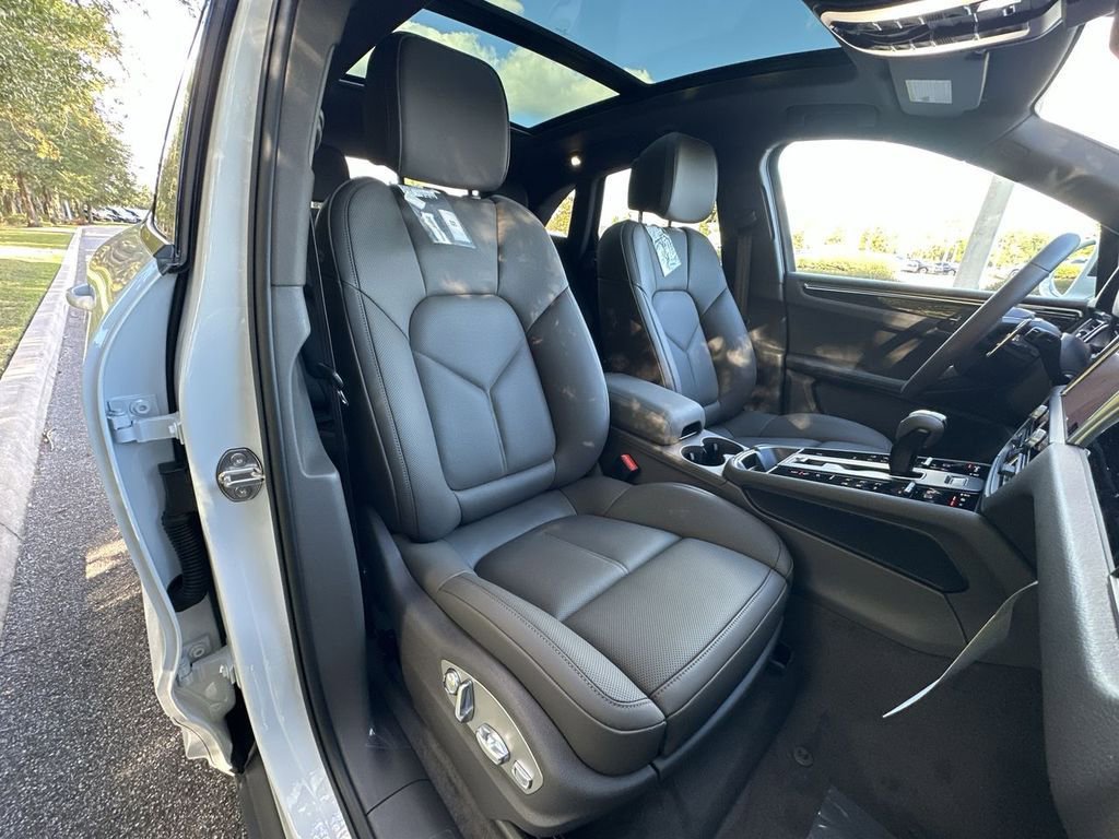 Used 2026 Porsche Macan image 21