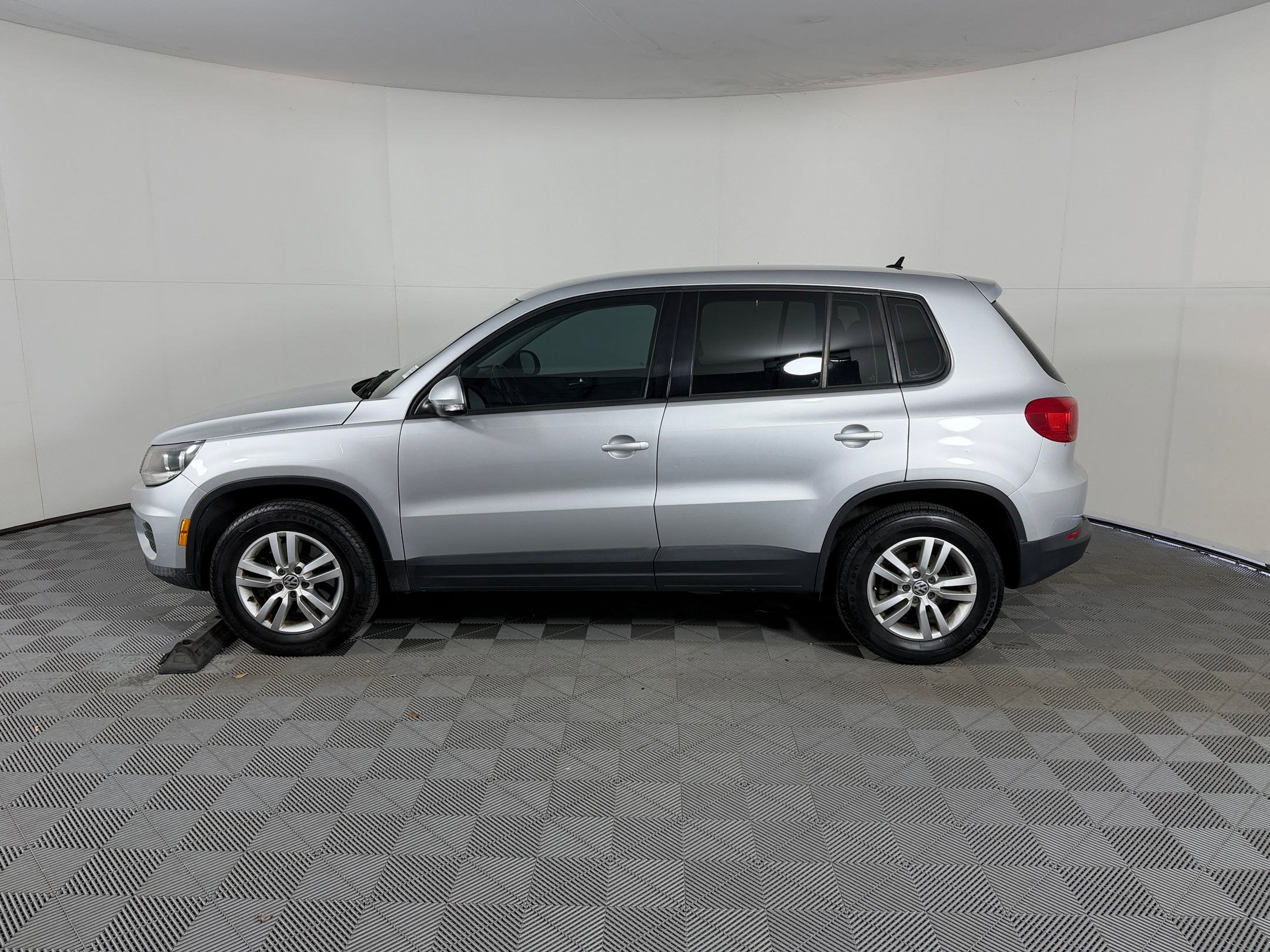 Used 2014 Volkswagen Tiguan S image 2