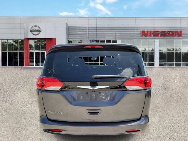 Used 2023 Chrysler Voyager LX FWD image 3
