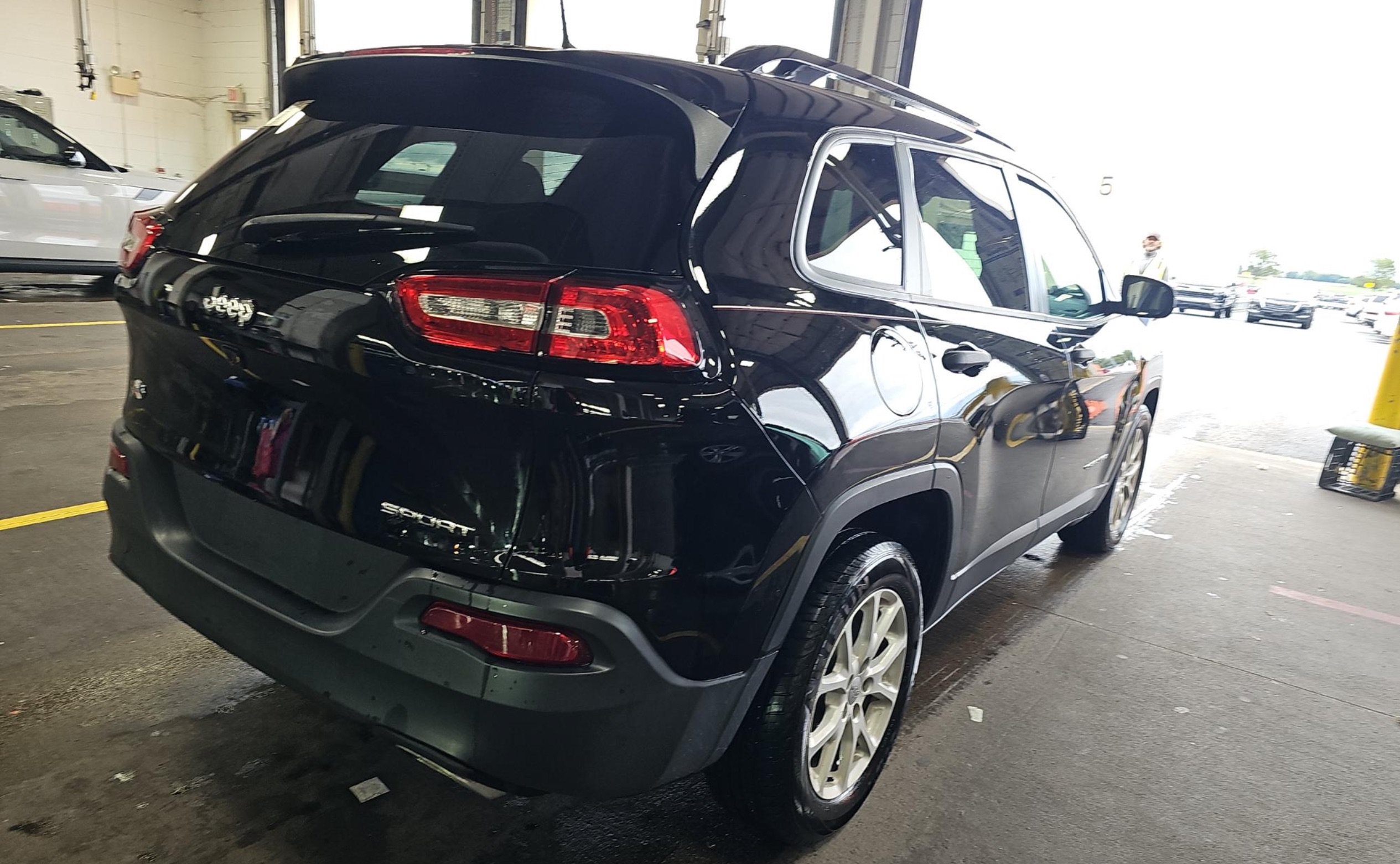 Used 2017 Jeep Cherokee Sport FWD image 5