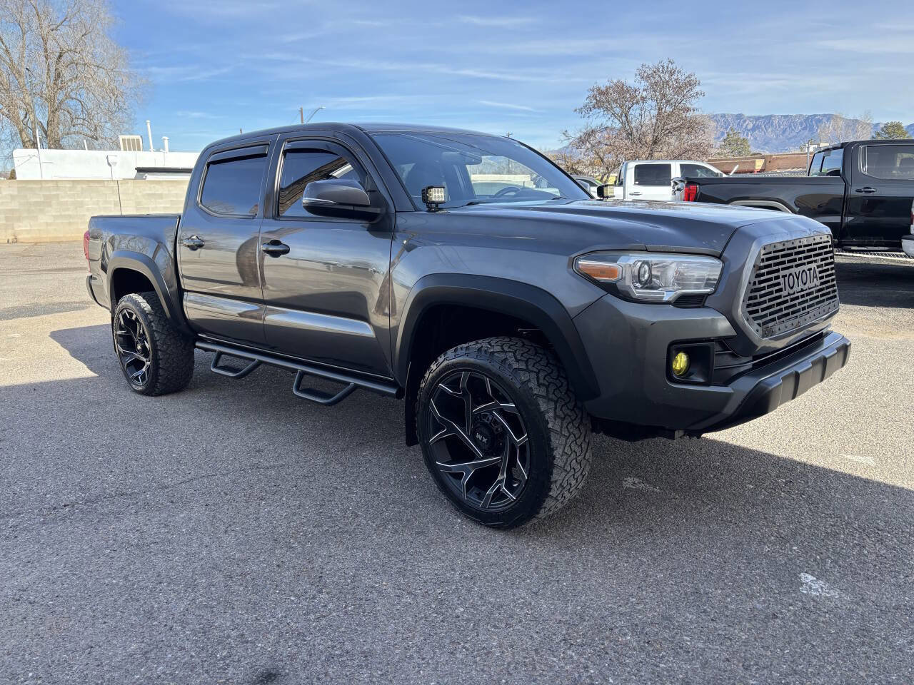 Used 2017 Toyota Tacoma TRD Off-Road w/ Tow Package image 2
