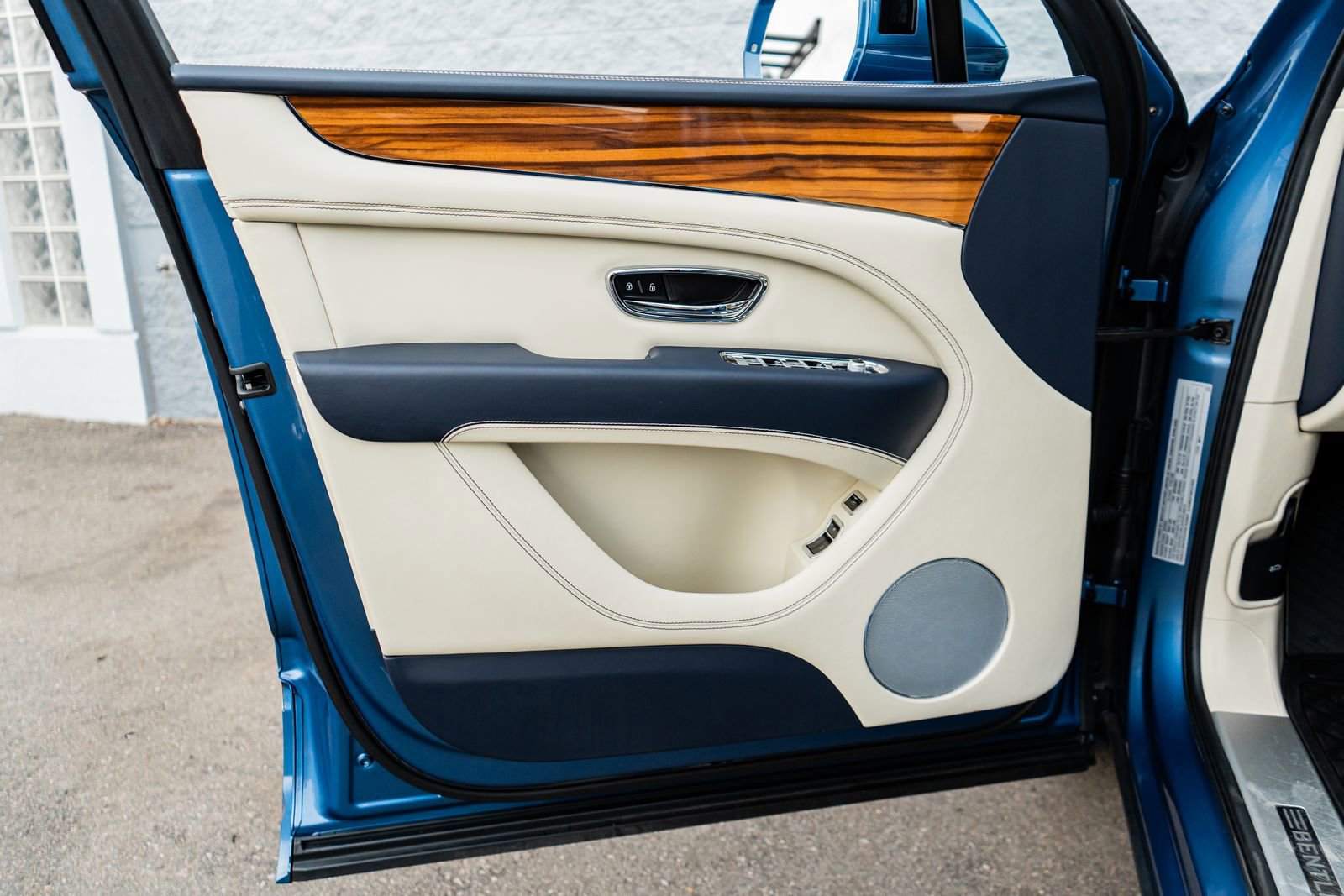 Used 2022 Bentley Bentayga image 24