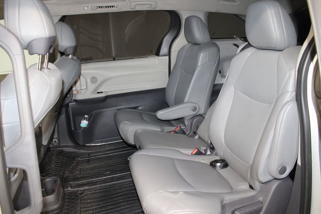 Used 2021 Toyota Sienna XLE image 19