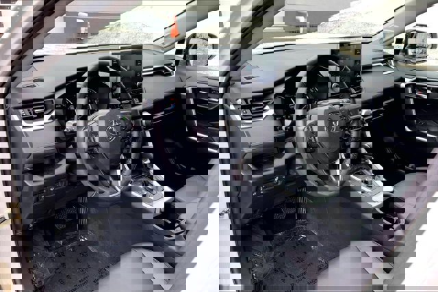 Used 2022 Toyota RAV4 XLE Premium image 14