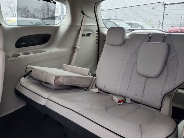 Used 2021 Chrysler Pacifica Limited image 38