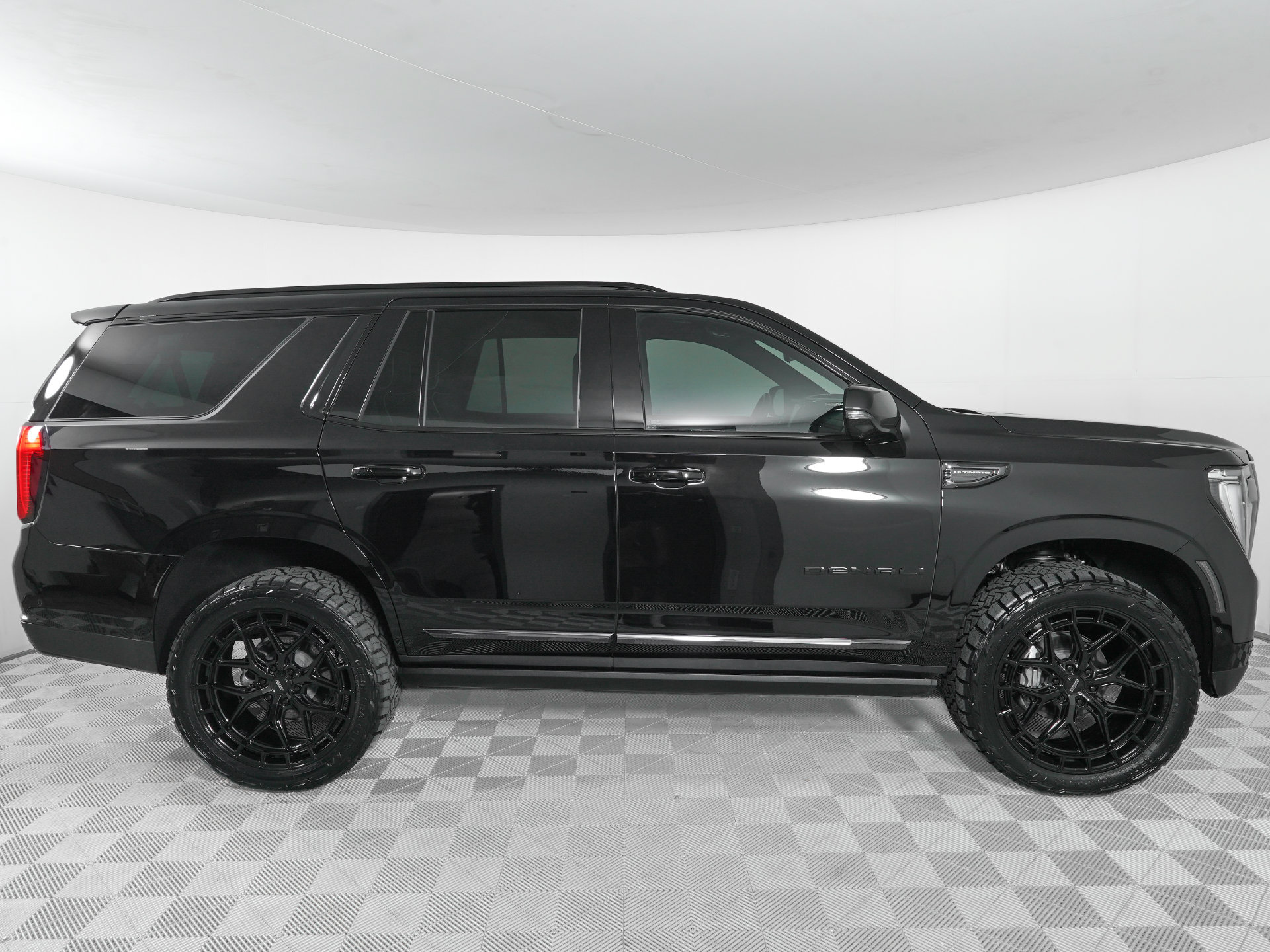 Used 2026 GMC Yukon Denali Ultimate w/ LPO, Floor Liner Package AWD/4WD image 5