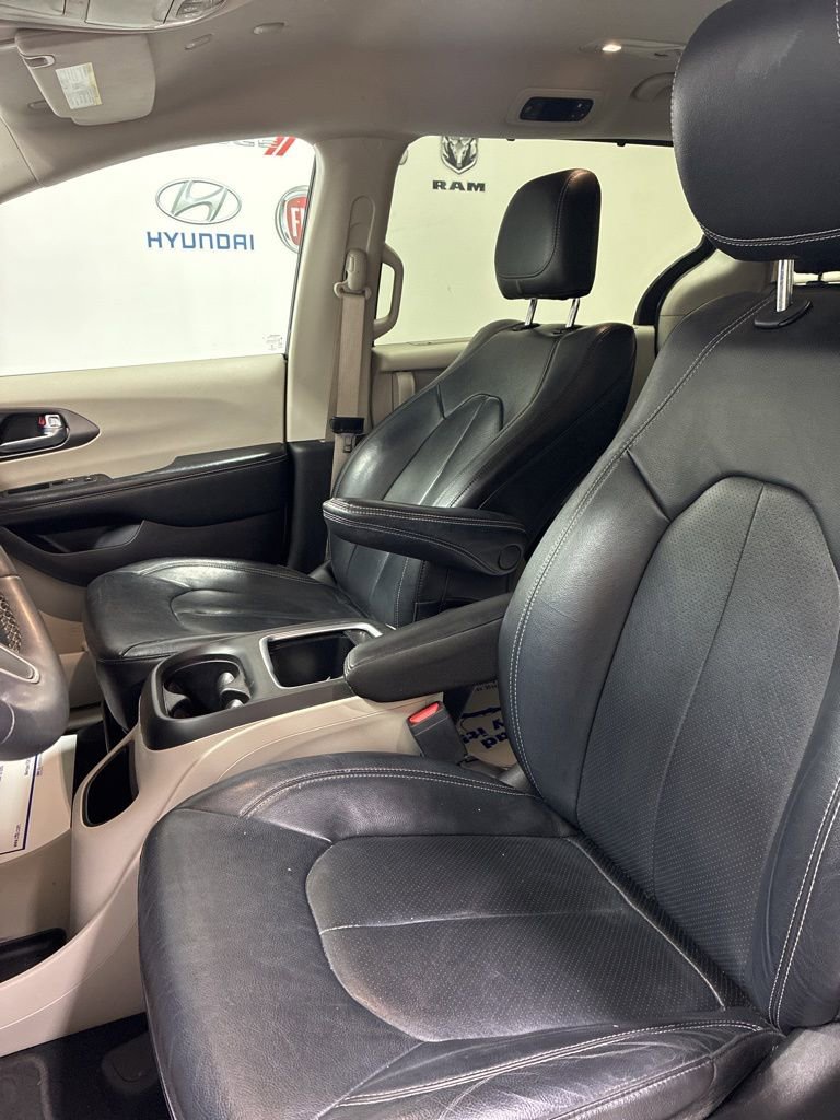 Used 2022 Chrysler Pacifica Touring-L FWD image 10