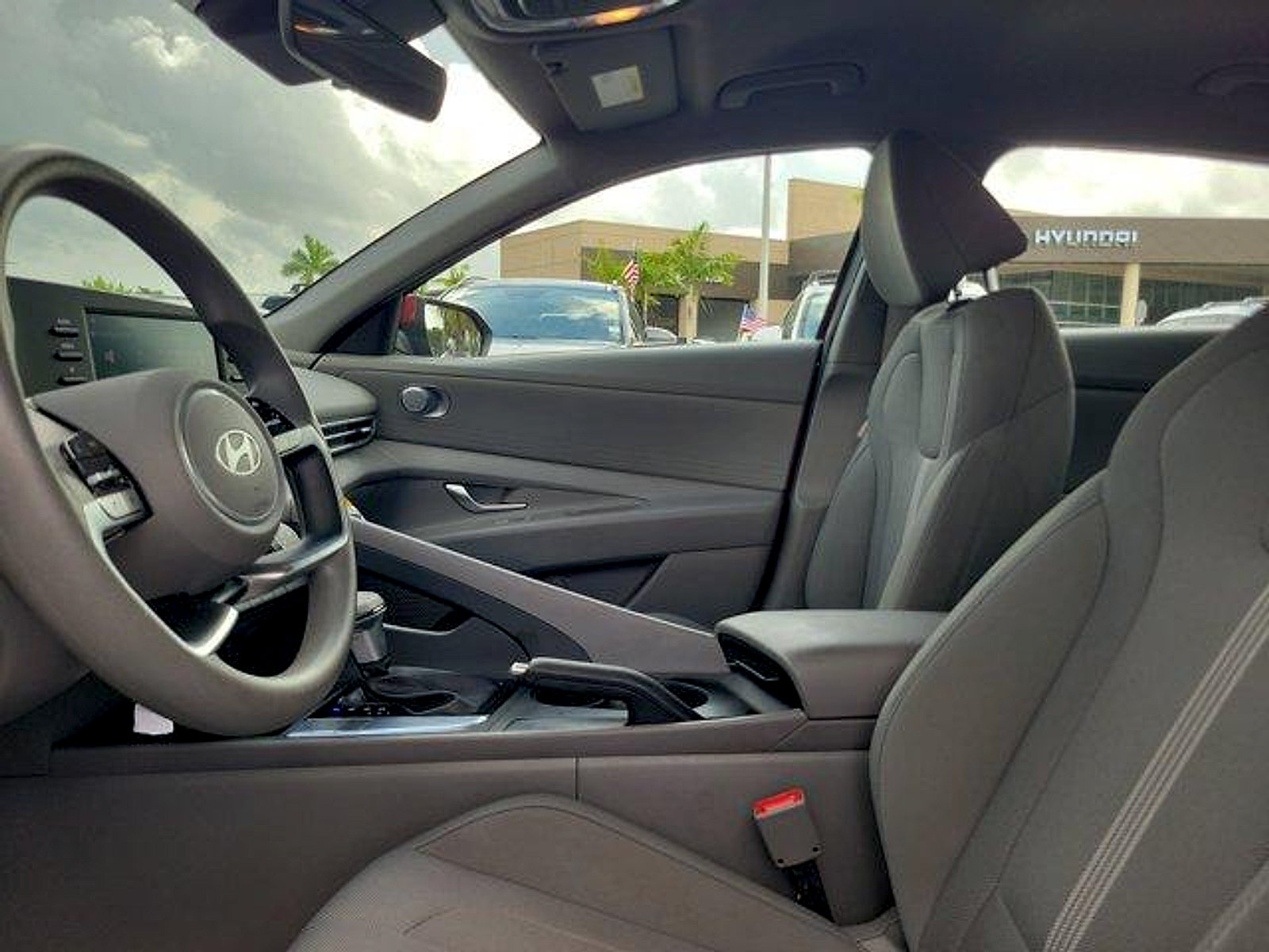 Certified 2025 Hyundai Elantra SE w/ Cargo Package FWD image 22