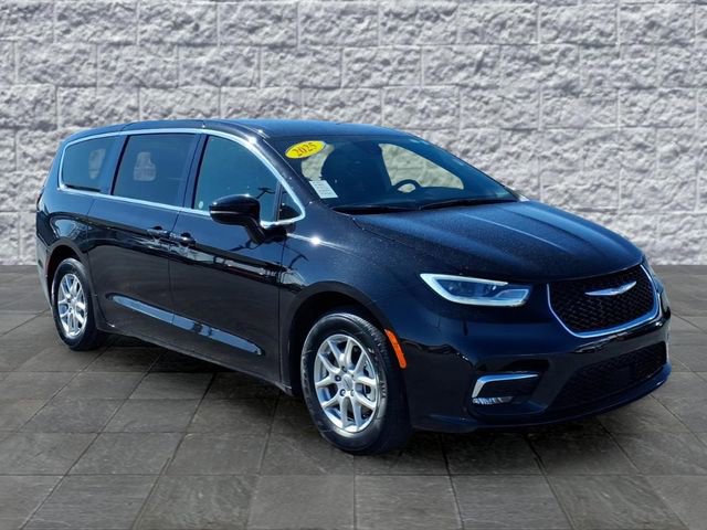 Used 2025 Chrysler Pacifica Select