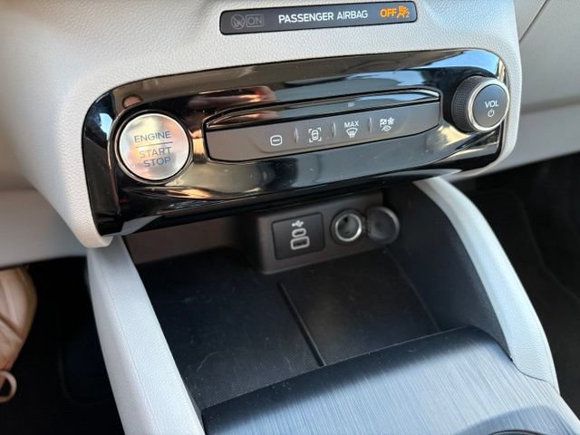 Used 2024 Ford Escape SE w/ Class II Trailer Tow Package FWD image 32