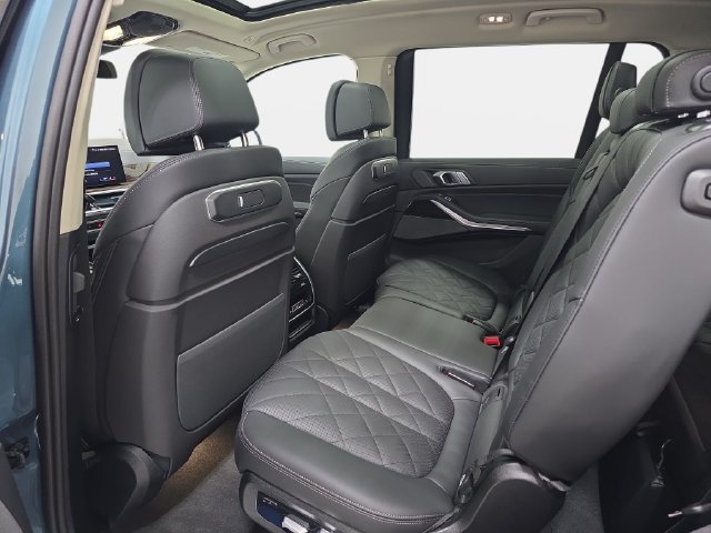 Certified 2025 BMW X7 xDrive40i w/ Premium Package AWD/4WD image 10